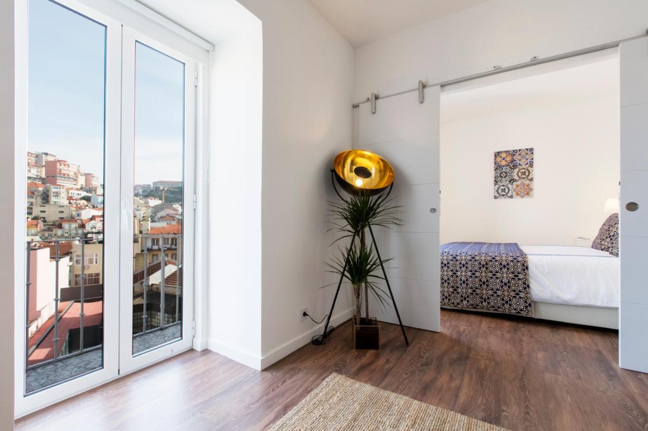 Amazing Downtown Apt With Small Balcony With View Over The Castle Lisbon Exterior photo