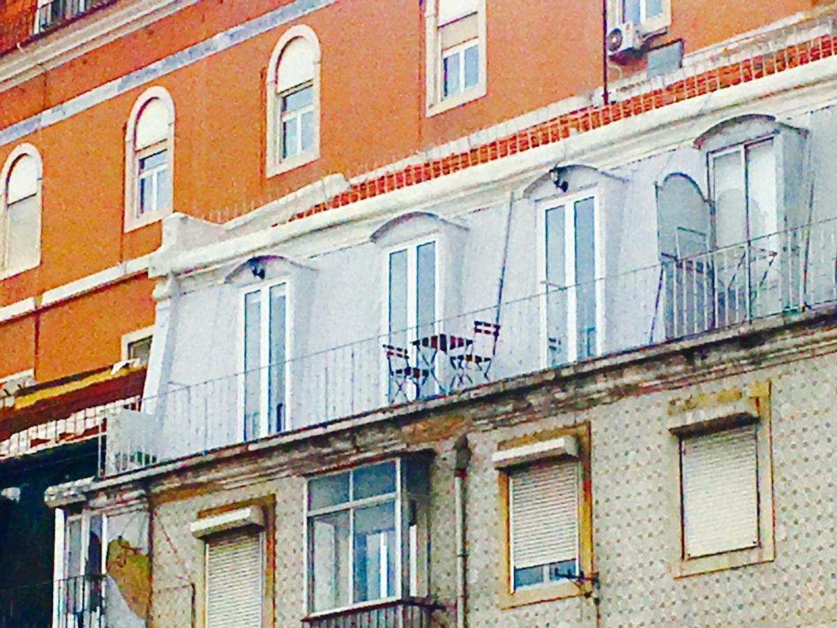 Amazing Downtown Apt With Small Balcony With View Over The Castle Lisbon Exterior photo